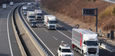 Daimler Trucks testet Platooning-Technologie für mehr Effizienz bei Lkws jetzt auch in Japan