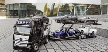 Mercedes-Benz Autotransporter 1:18: Actros Edition 1 Sattelzugmaschine mit Auflieger; Mercedes-AMG GT 63 4MATIC+ 4-türiges Coupé, designo graphitgrau magno; Mercedes-Benz GLE, brillantblau; Mercedes-Benz A-Klasse,  digitalweiß; Mercedes-Benz CLS, graphitgrau; Mercedes-Benz X-Klasse, Bering-weiß 

Mercedes-Benz vehicle transporter 1:18: Mercedes-Benz Actros Edition 1 tractor unit with trailer; Mercedes-AMG GT 63 4MATIC+ 4-door  Coupé, designo graphite gray magno; Mercedes-Benz GLE, brilliant blue; Mercedes-Benz A-Class, digital white;  Mercedes-Benz CLS, graphite gray; Mercedes-Benz X-Class, Bering white