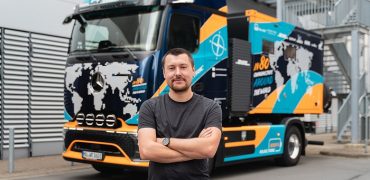Content Creator und Lkw-Fahrer Tobias Wagner („Elektrotrucker“) startet mit dem Mercedes-Benz eActros 600 die erste Weltumrundung mit einem batterieelektrischen Lkw in maximal 80 Ladestopps.

With the Mercedes-Benz eActros 600, content creator and truck driver Tobias Wagner (“Elektrotrucker”) is embarking on the first-ever journey around the world in a battery-electric truck, targeting a maximum of just 80 charging stops along the route.